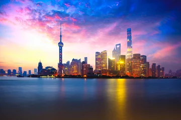 Fotobehang De stadshorizon van Shanghai, China aan de Huangpu-rivier. © krunja
