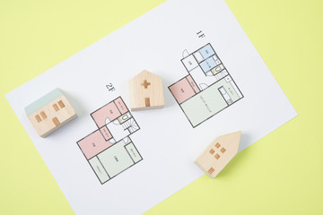 住宅の設計図と積み木の模型　住宅建築のイメージフォト