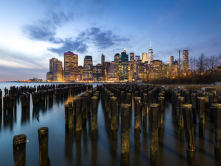 Obraz premium New York City Manhattan buildings skyline at night from Brooklyn