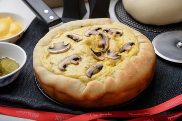 Chicago Style Deep Dish Cheese Pizza
