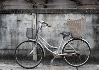 Fototapeta na wymiar old bike on vintage wall