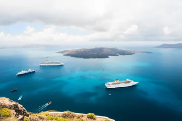 Fototapete Küste Kreuzfahrtschiffe auf dem Meer in der Nähe der griechischen Inseln.