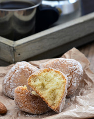 Amarelli, Amaretti alle Mandorle mit Espresso auf Papier / Food Styling 