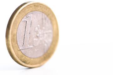 stehende Euromünze vor weißem Hintergrund