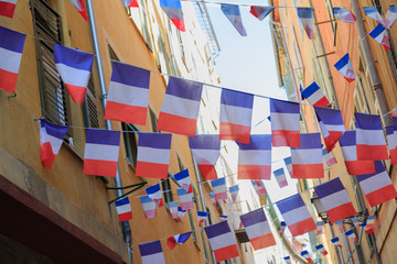 Französische Fahnen hängen während Fest in einer Gasse