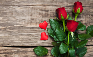 Fototapeta na wymiar Red roses and hearts