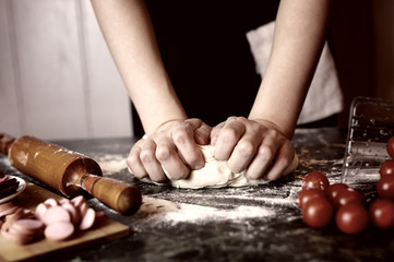 pizza prepare dough hand topping