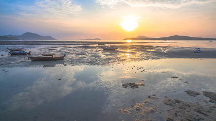 Obraz premium aerial view fishing boats during sunrise time 