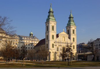 Fototapeta na wymiar Будапешт. Церковь возле моста Эржебет