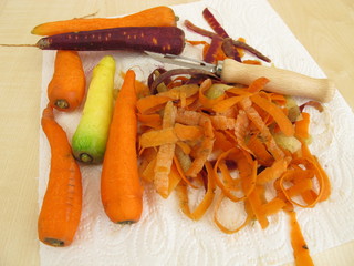 Möhren schälen