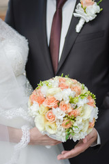 Obraz na płótnie Canvas Beautiful bride and groom with bouquet before wedding ceremony