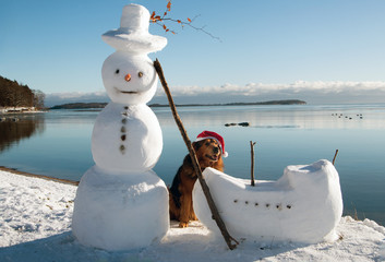 Schneemann mit fröhlichen Hund an der Ostsee-Insel Rügen im Winter