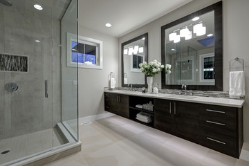 Fototapeta na wymiar Amazing master bathroom with large glass walk-in shower