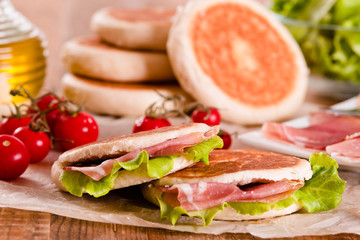 Tigella bread stuffed with ham and lettuce. 