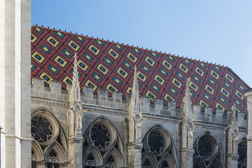 Multicolored roof of Saint Stephen's Cathedral in Sens - obrazy, fototapety, plakaty
