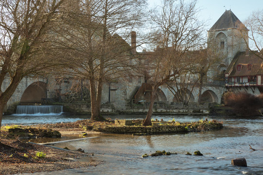 The city gate of Moret-sur-Loing seen from the banks of the Loing