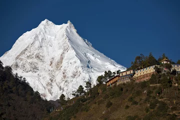 Foto op Plexiglas Manaslu Boeddhistisch klooster voor de top van Manaslu - een van de hoogste bergen ter wereld.