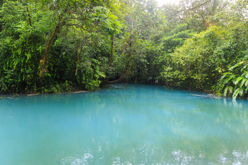 Obraz premium Rio celeste river at foggy day