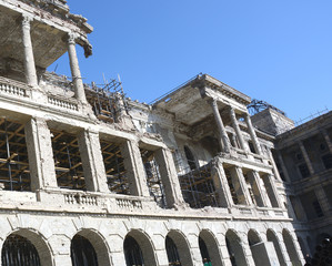 Collapsed terrace of palace © champmontagne