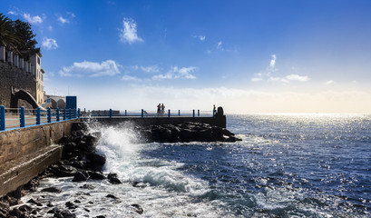 Wellen am Atlantik in Santa Cruz auf Madeira