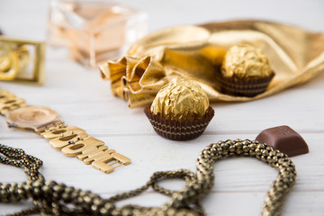 Naklejka premium Women's set of accessories and sweets in golden color 