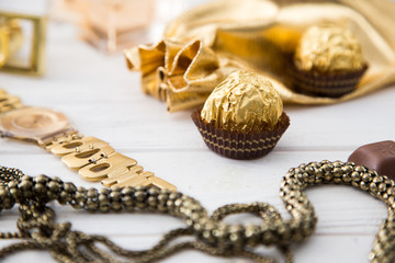Naklejka premium Women's set of accessories and sweets in golden color 