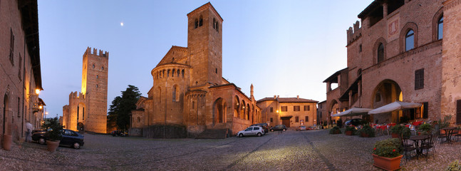 Castell'Arquato, piazza Monumentale al crepuscolo. - obrazy, fototapety, plakaty