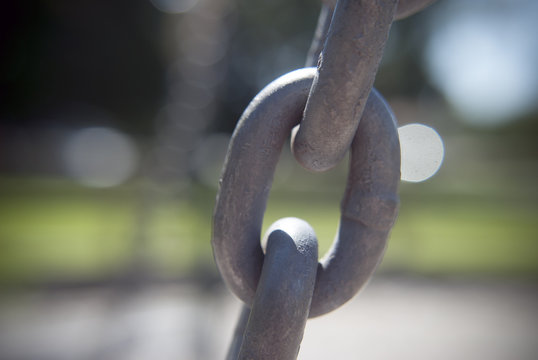 chain link in galvanized steel with a blurry background