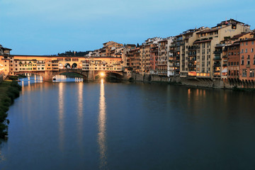 Fototapeta na wymiar Pont vieux de Florence au crépuscule