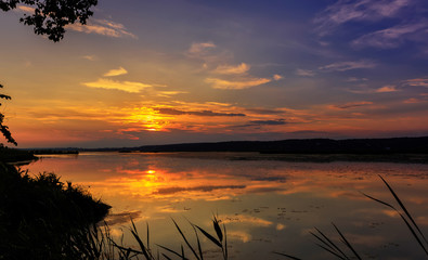Obraz premium Colorful warm sunset over the evening lake. Artistic style. creative image