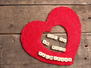 Valentinstag, Rotes Herz auf Holzhintergrund