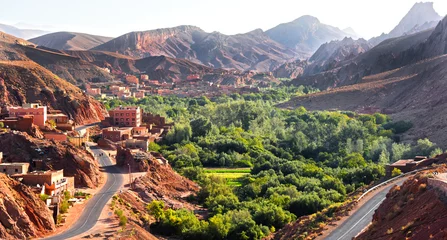 Fotobehang Uitzicht op de stad Tamellalt in het Atlasgebergte in Marokko © monticellllo