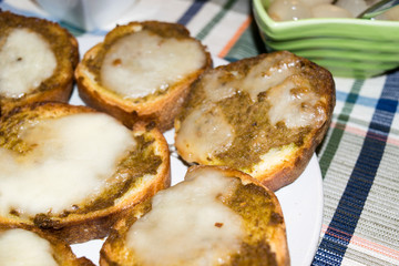 Bruschette con patè di olive e formaggio 