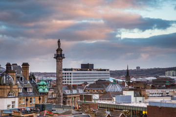 Obraz premium Grey's Monument in Newcastle Skyline, at the city centre, towering above the rooftops, looking south