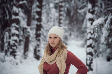 Obraz premium girl walks on the winter forest
