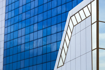Fototapeta na wymiar modern building with a glass facade.