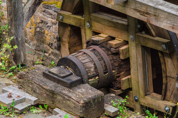 Restauriertes Mühlrad einer alten Wassermühle