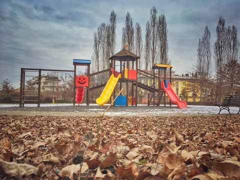 parco giochi cittadino in inverno