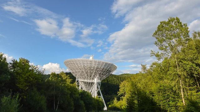 A 4k UHD time lapse zoom shot from the giant Effelsberg 100-m Radio Telescope. 11492