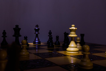 Scacchi fotografati su una scacchiera