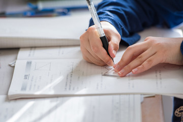 勉強する中学生