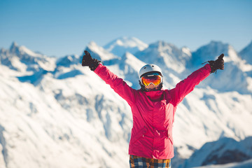Female snowboarder in the alpine mountains
