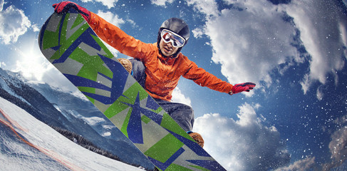 Contexte sportif. Sport d& 39 hiver. Snowboarder sautant dans l& 39 air avec un ciel bleu profond en arrière-plan.