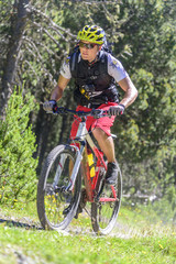 Obraz premium aktiv im Gelände unterwegs mit dem Bike