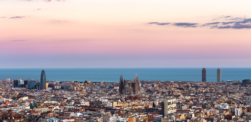 Sagrada Familia et vue panoramique sur la ville de Barcelone, Espagne