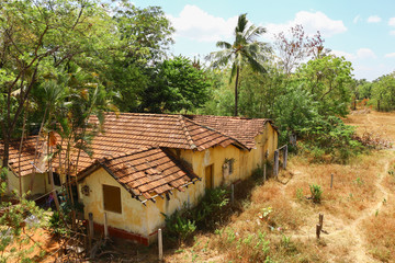 Fototapeta na wymiar Heruntergekommenes Haus, Sri Lanka