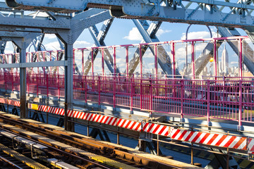 Obraz premium Williamsburg Bridge subway tracks and walkway between Brooklyn and Manhattan in New York City