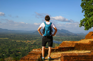 Naklejka premium Ausblick von Sigiriya, junger Mann mit Rucksack, Rückansicht