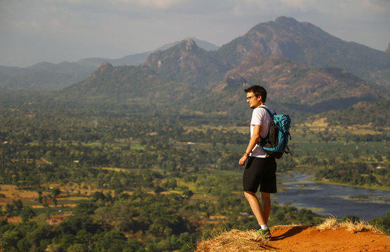 Ausblick von Sigiriya, junger Mann mit Rucksack, Seitenansicht