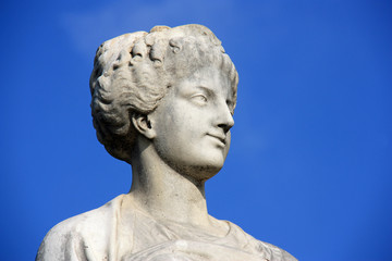 Fototapeta na wymiar Statue de femme au jardin des Tuileries à Paris, France